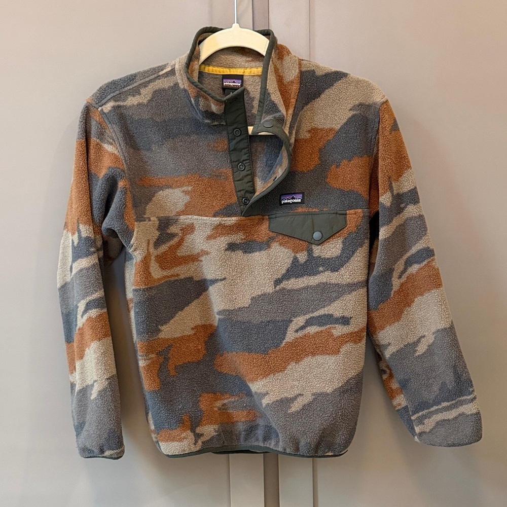 Patagonia Boys Synchilla Snap-T Fleece in camo size L.   Excellent condition.